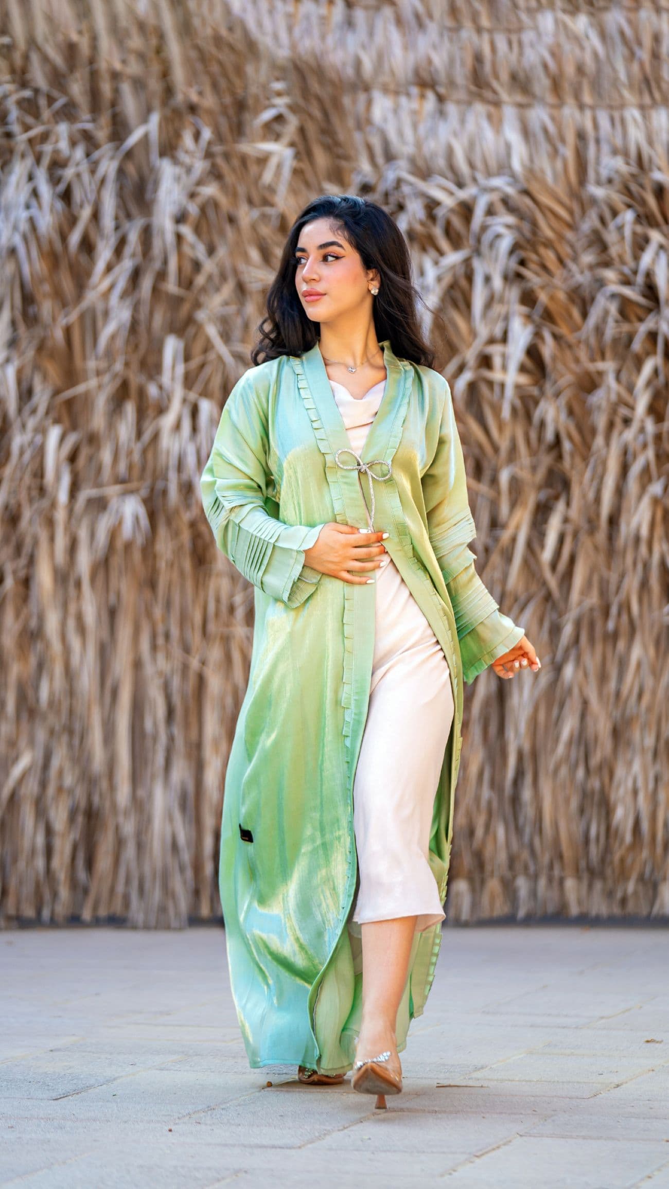 عباية بتفاصيل لوحة مطوية وربطة كريستالية — Green