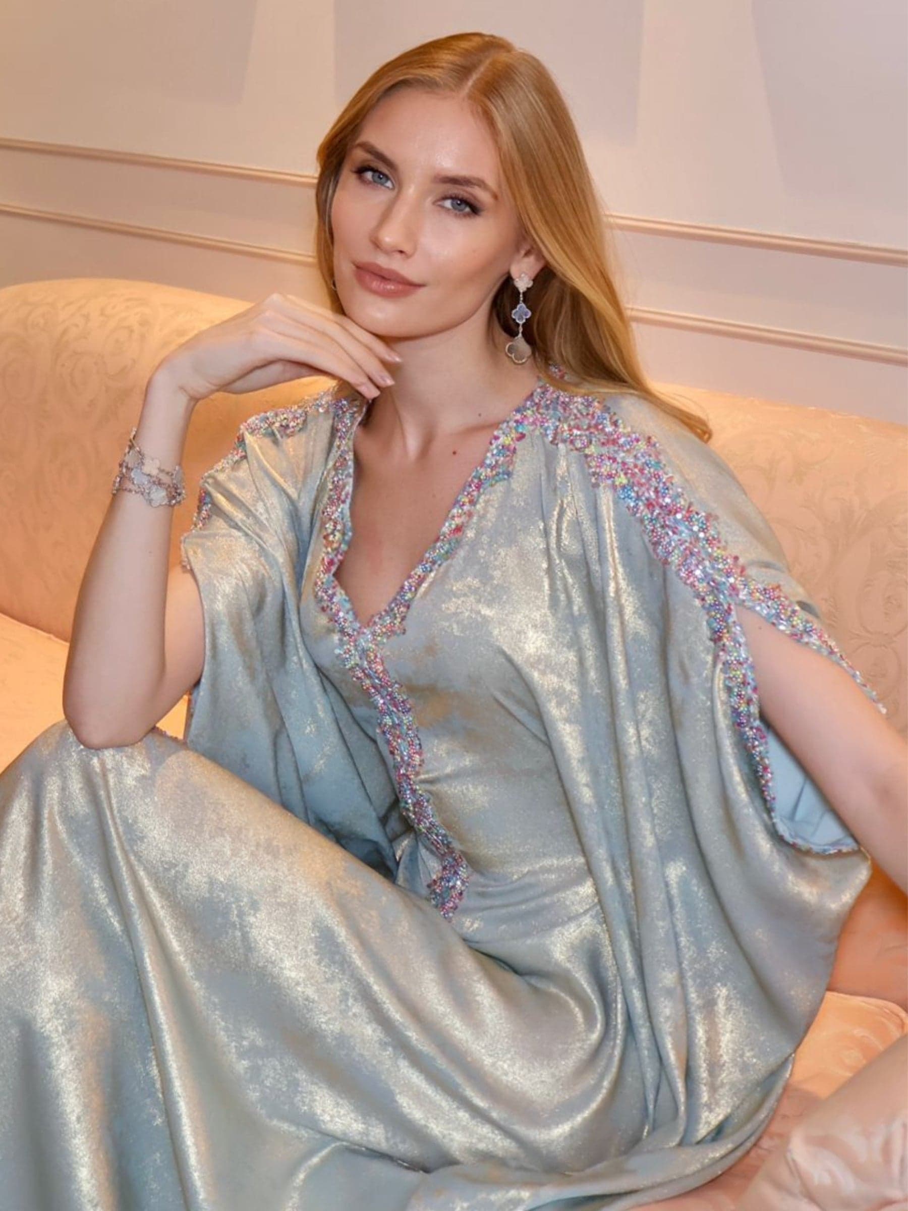 قفطان فيروزي لامع مطرّز