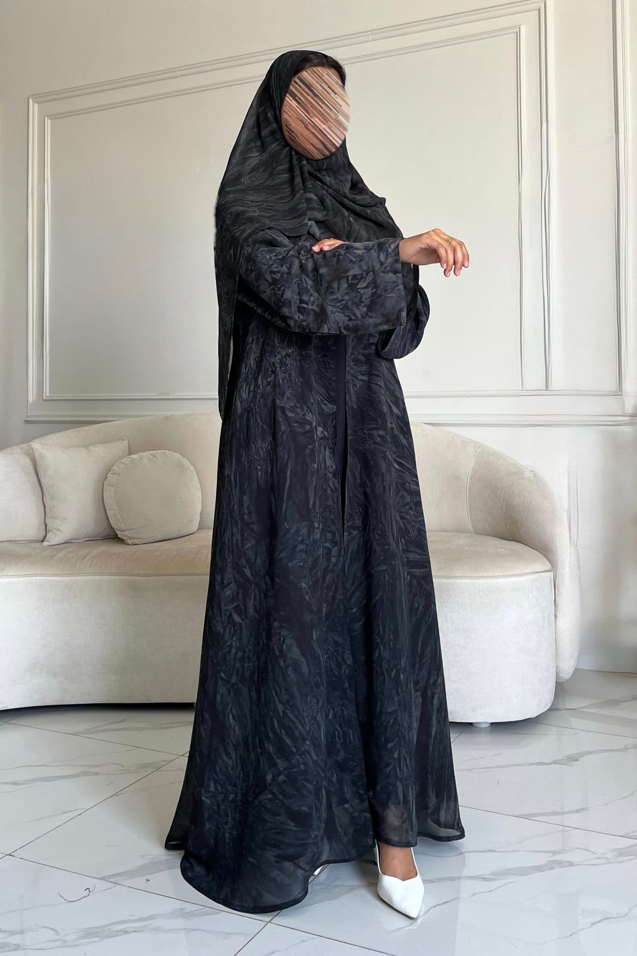 عبايه شيفون رصاصي مطبوع (قابله للبس من الجهتين)