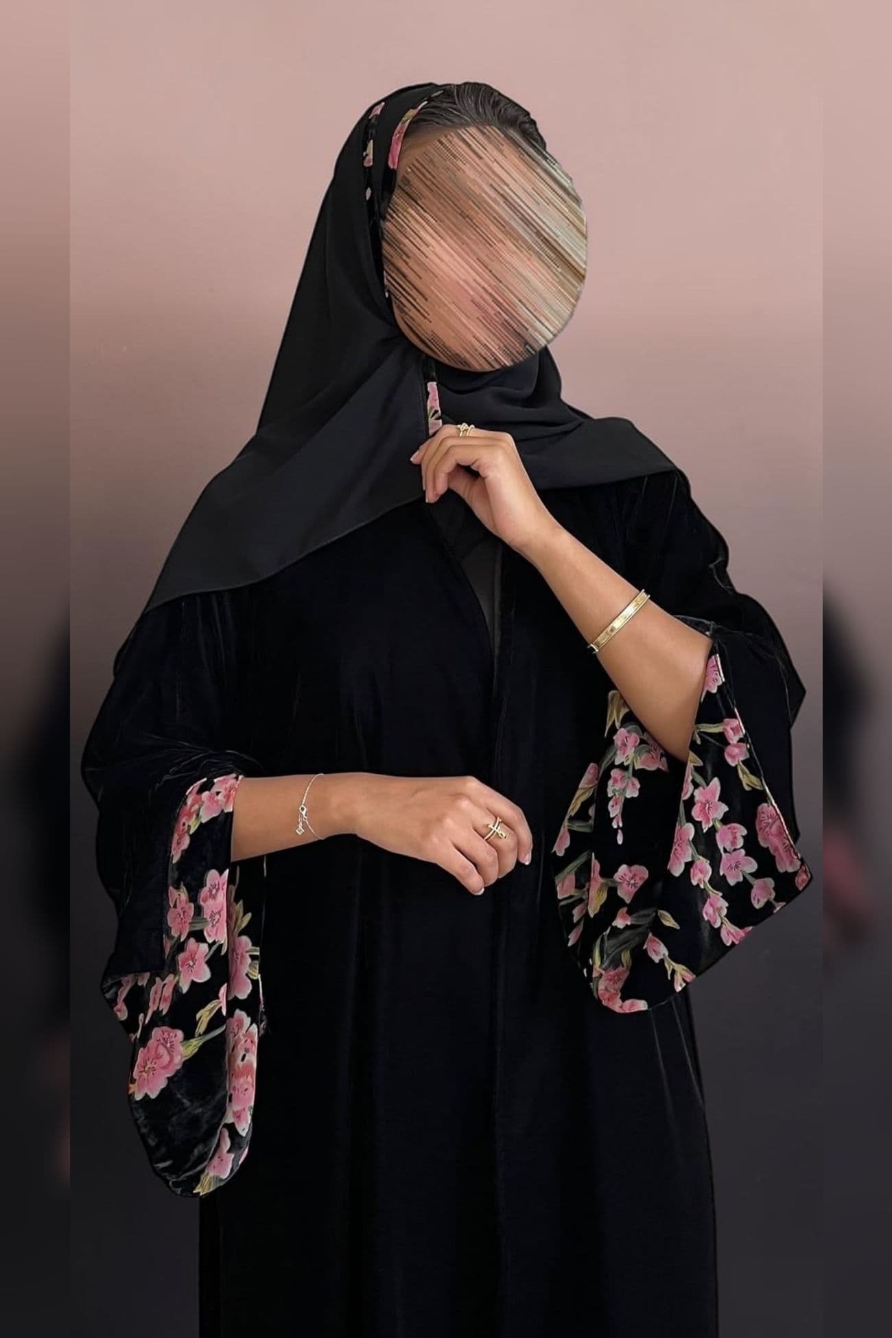 عبايه مخمل ورد عند الأكمام