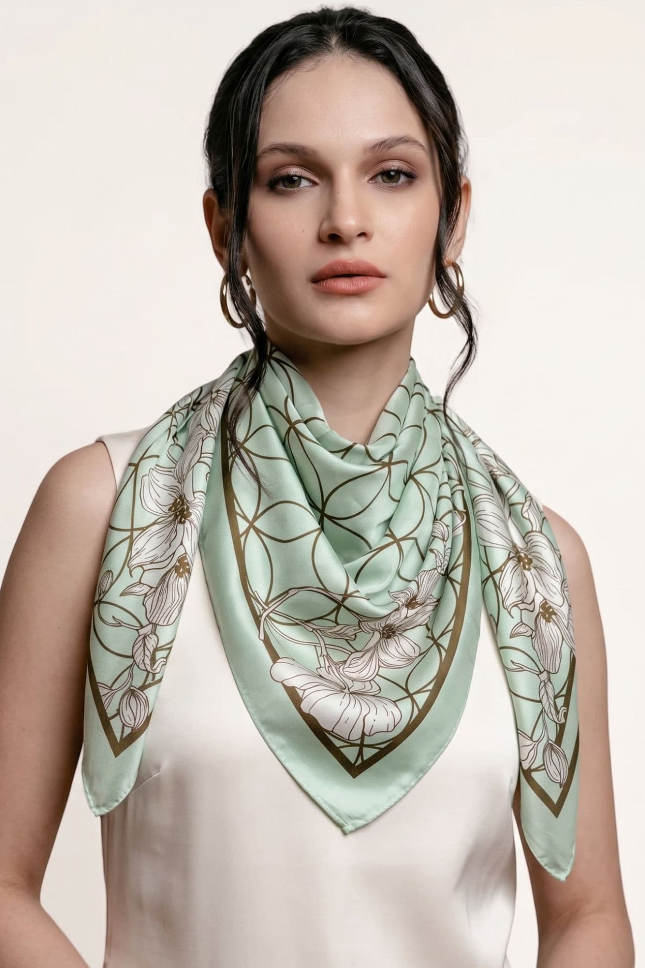 وشاح أنيق بنقشة زهور وملمس حريري | 70 × 70 سم — Green