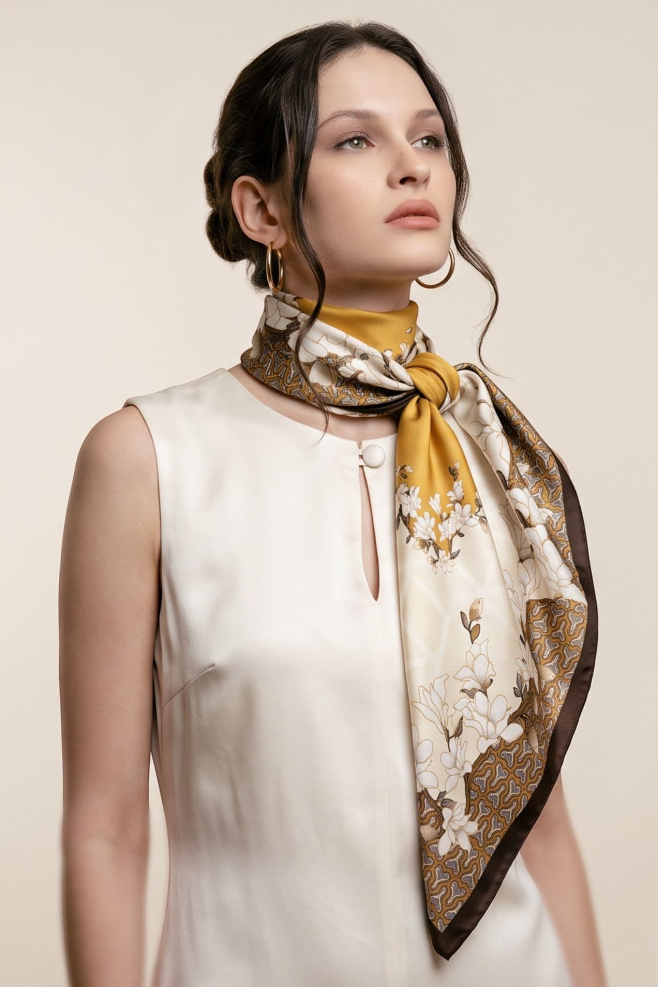 وشاح أنيق بنقشة زهور وملمس حريري | 70 × 70 سم — Brown