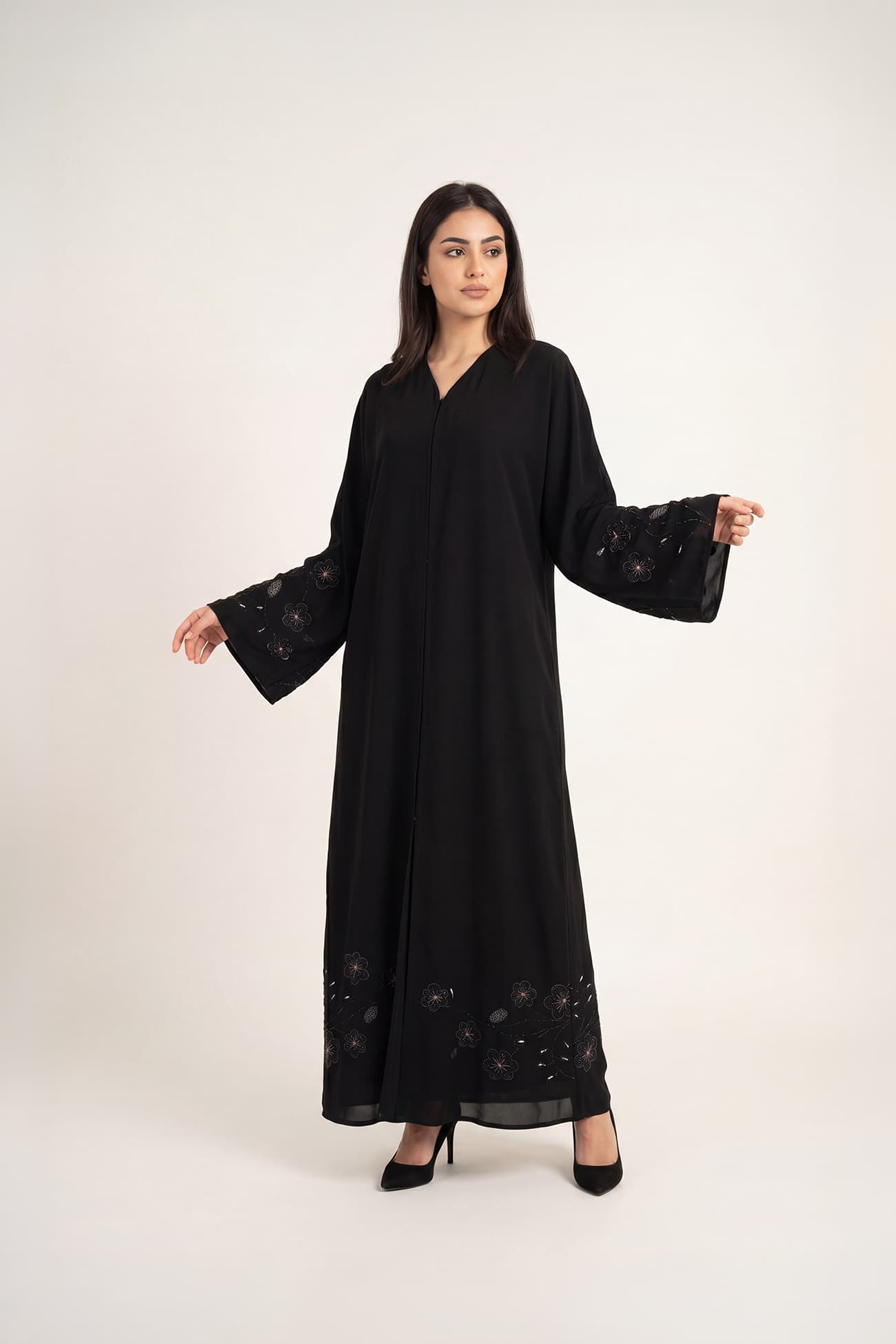 عباية نور كورية باللون الوردي مزينة بتطريز الخيوط والأحجار
